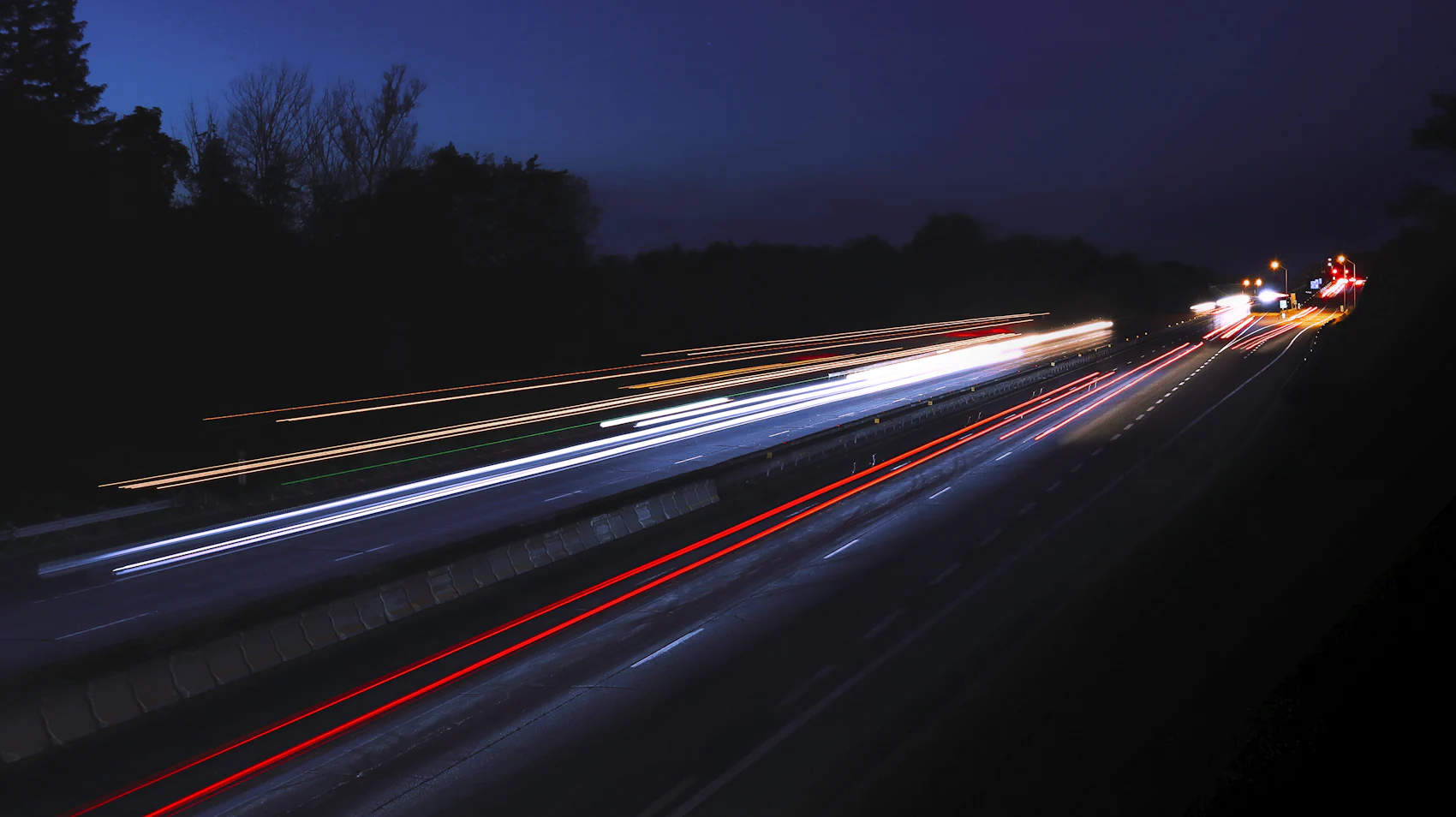 Autopista nocturna en larga exposición