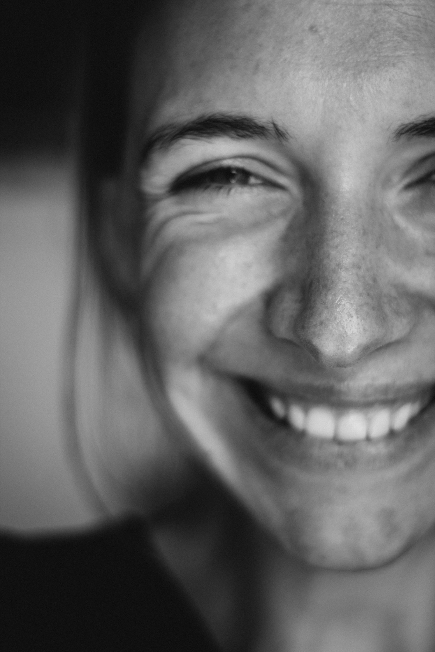 Retrato editorial en blanco y negro de una sonrisa