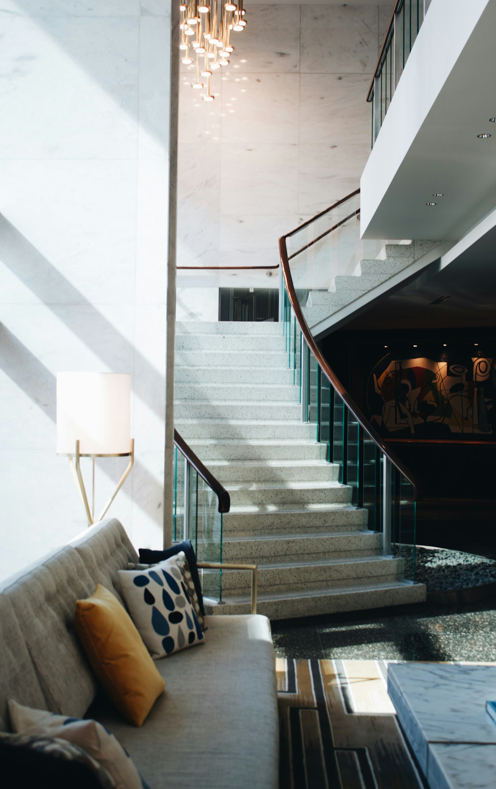 Interior elegante con escalera, hogar acompañado por Vértice