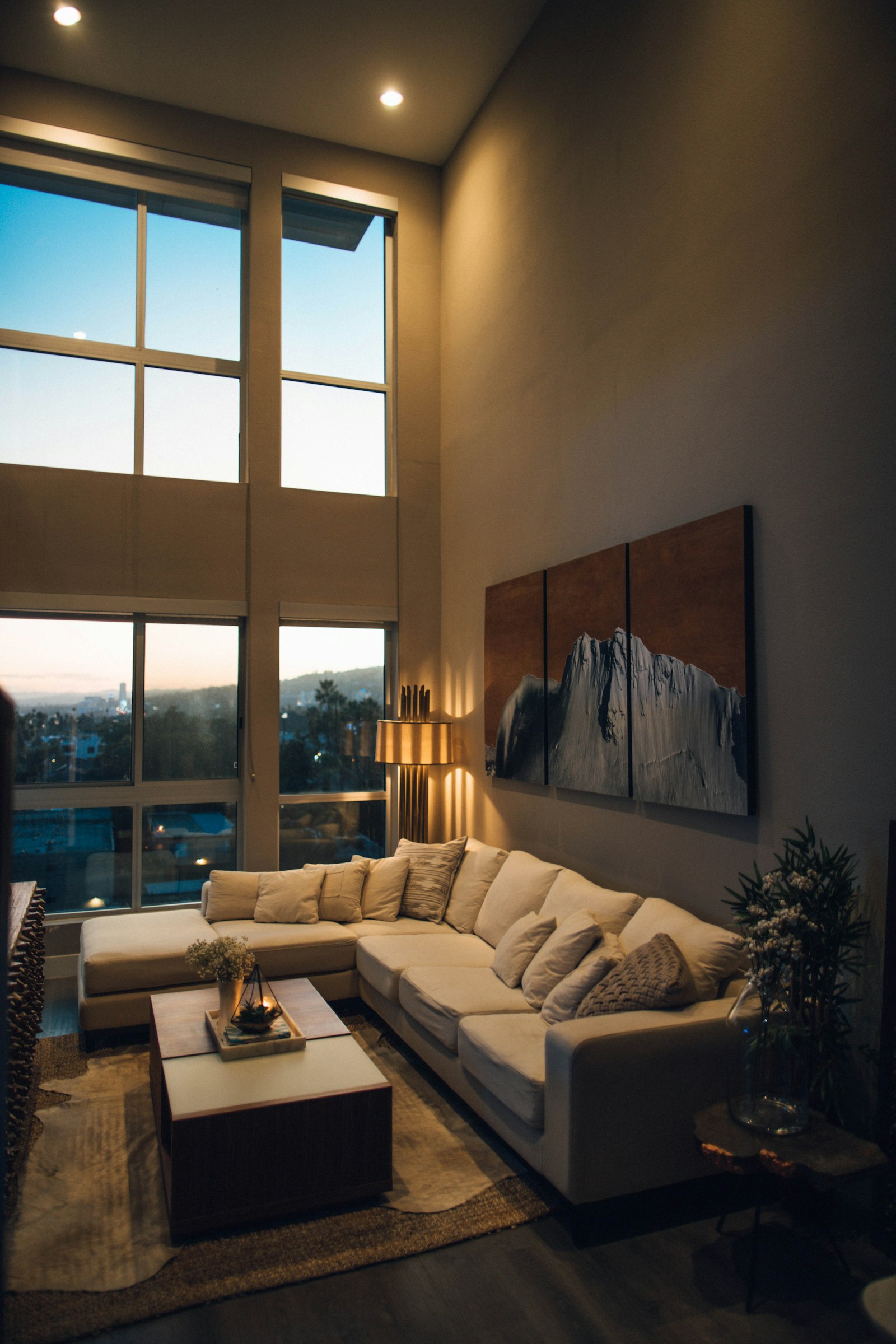 Sala luminosa de un hogar residencial premium en Caracas