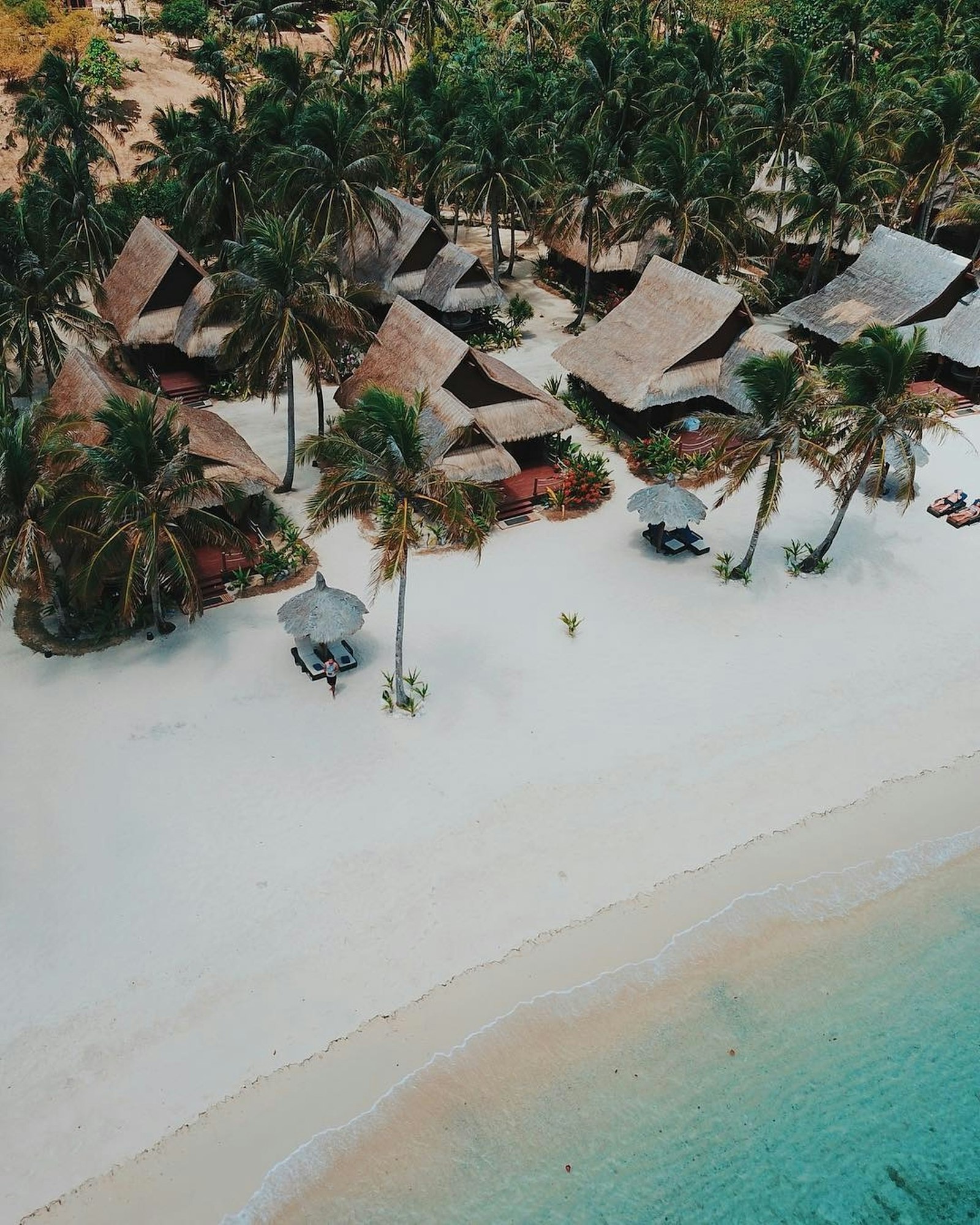 Vista aérea de playa turquesa en Los Roques