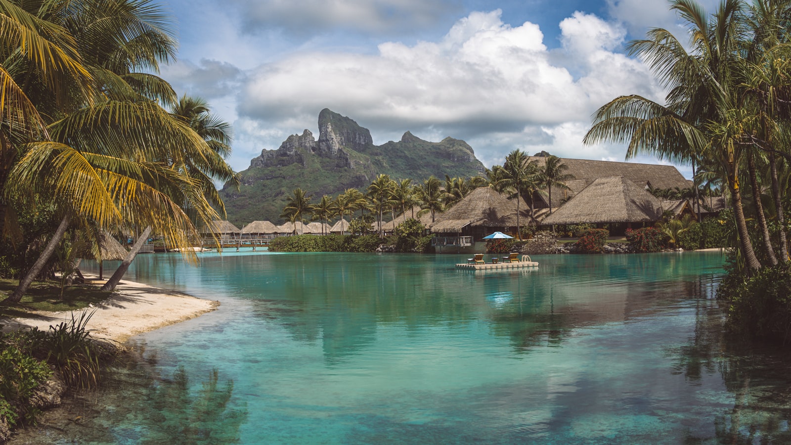 Laguna turquesa con bungalows sobre el agua en Venezuela