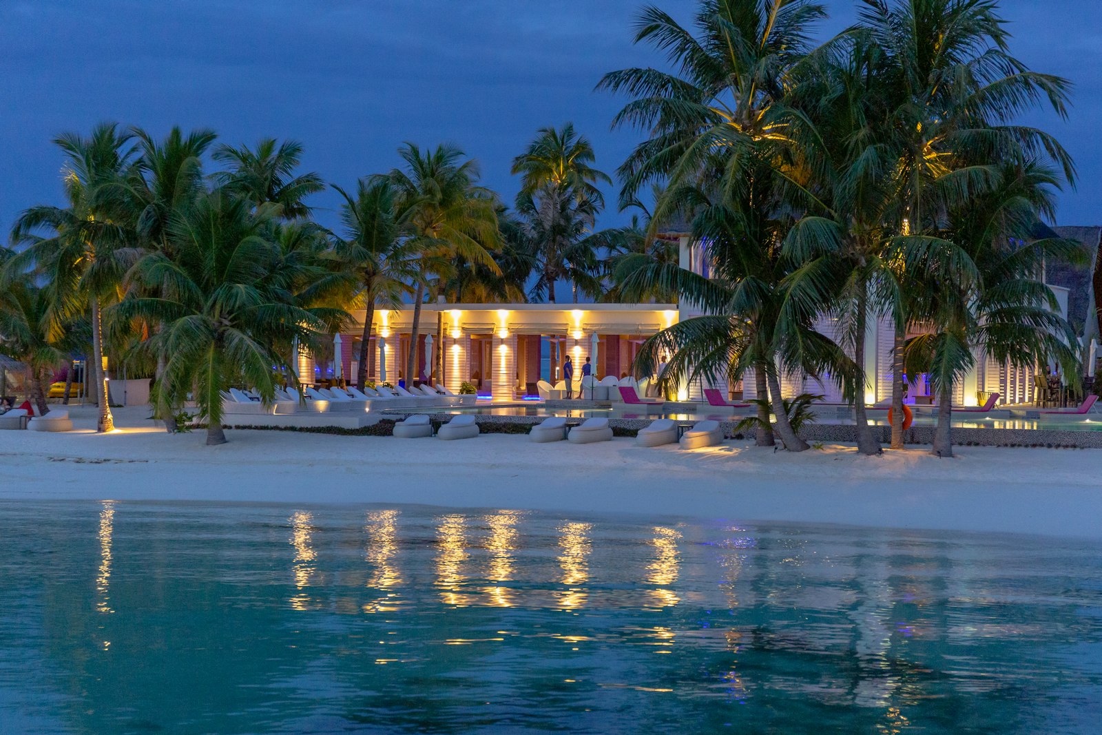 Posada iluminada de noche